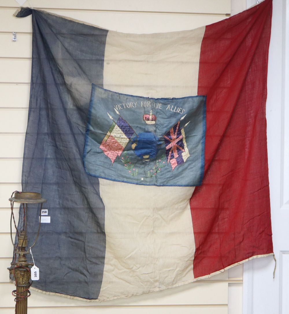 Victory to the Allies. An embroidered French First World War flag, approximately 110 x 120cm